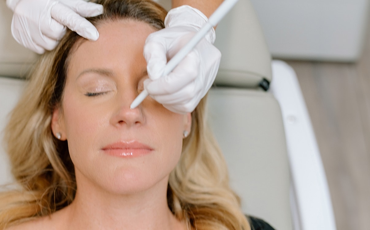 Cosmetic treatment session for a woman.